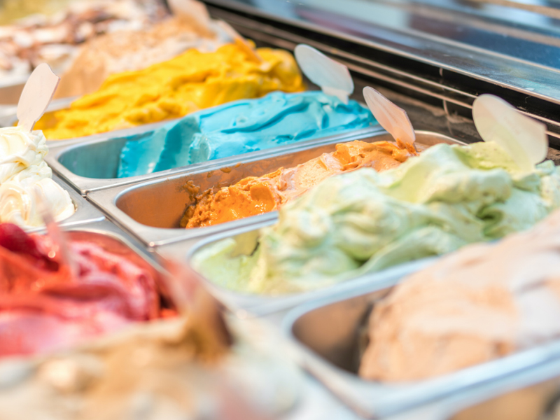Какова роль и выбор эмульгатора в производстве мороженого?